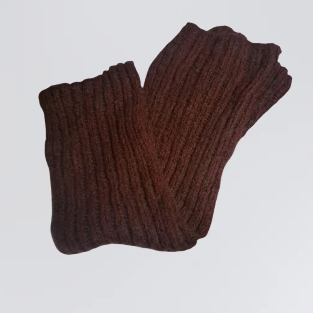 👣4/$20. Elegant Burgundy Knit Scarf